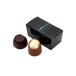 Doosje met 2 bonbons, op banderol een logo