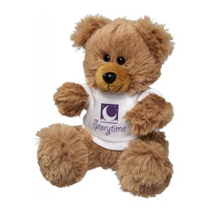 Zittende Knuffel beer met een wit T-shirt