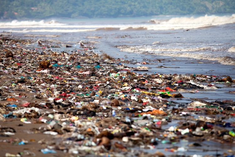 Brussel wil plastic afval terugdringen