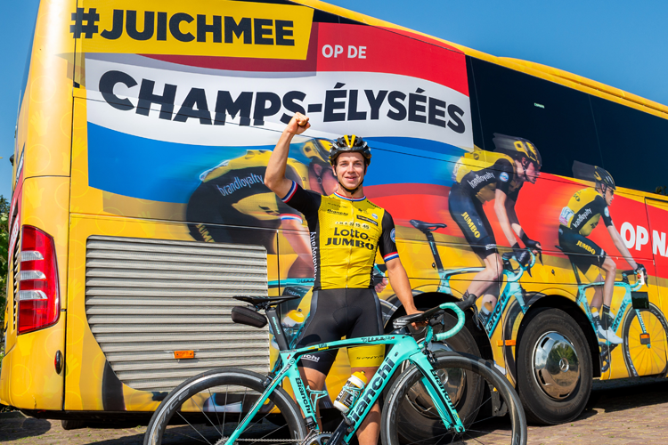 Jumbo neemt 1200 oranje wielerfans mee naar finish Tour de France