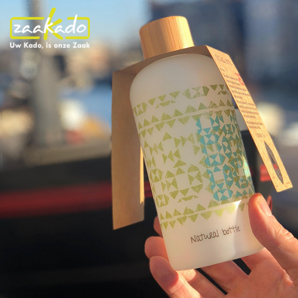 Waterfles-duurzaam-bamboe-suikerriet-herbruikbare-fles-personaliseren-met-kleur-zaakado-relatiegeschenk-waterfles-met-eigen-kleur-relatiegeschenk-kraft-kaart-gepersonaliseerd Waterfles-duurzaam-bamboe-suikerriet-herbruikbare-fles-personaliseren-met-kleur-zaakado-relatiegeschenk-waterfles-met-eigen-kleur-relatiegeschenk-kraft-kaart-gepersonaliseerd