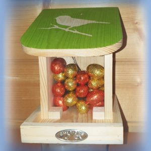 Vogel voedersilo gevuld met paaseitjes