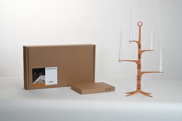 Verpakking, bruin kraftkarton voor de vier armige kandelaar van Ore Design