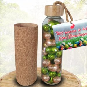 Duurzame waterfles met Paaseitjes