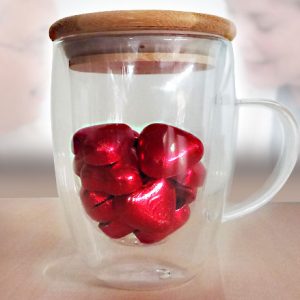 Duurzame mok met chocolade hartjes