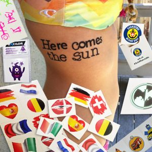 Tijdelijke promotionele tattoo met kleurrijk bedrukt ontwerp op een vel, inclusief instructies op de achterzijde.