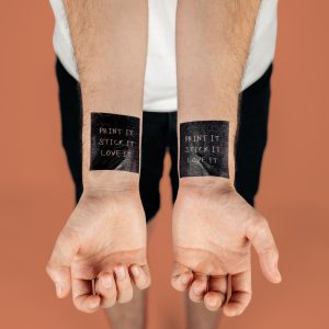 Tijdelijke, personaliseerbare plaktattoo in zwart 🖤